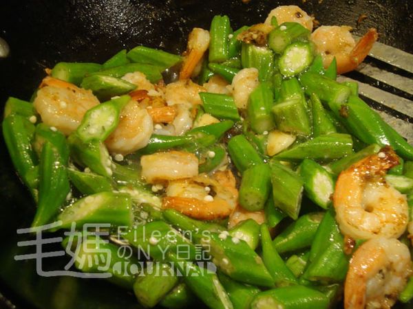 加入秋葵和蝦仁一起拌炒一分鐘即可