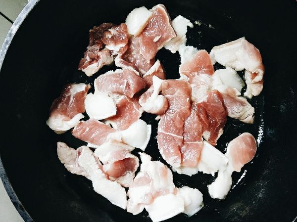 熱油鍋(油量少）豬五花油煎後後會再出油。