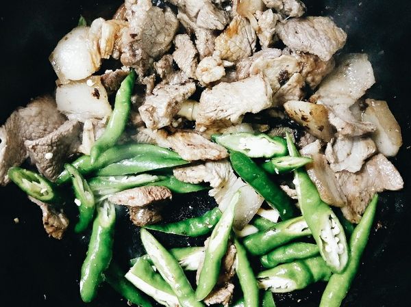 待醬汁略收再放入糯米椒以大火拌炒。