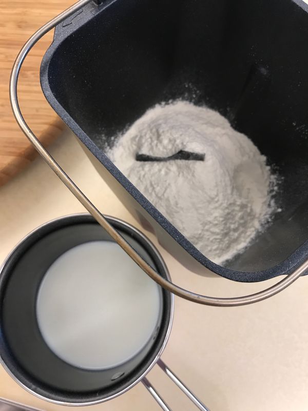 麵粉倒入攪拌機牛奶退冰先