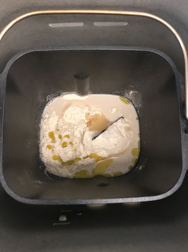 麵粉加入油跟糖還有混合好的酵母