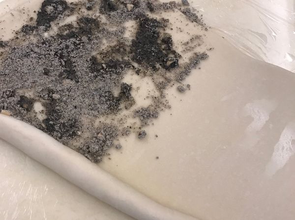 一半加了芝麻粉一半原味的 捲起來