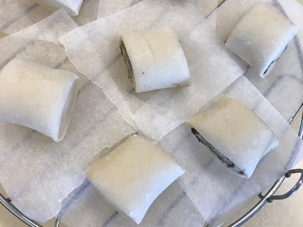 捲好切好放進電鍋等發酵成一倍大，輕輕按壓下去有回彈