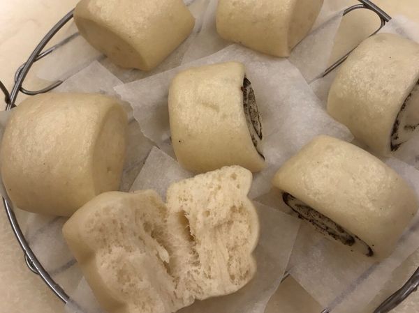 蒸完打開的剖面屬於紮實類，吃起來跟外面的饅頭蠻像的就是比較有嚼勁的口感哦！