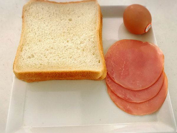 首先將雞蛋加少許鹽打散