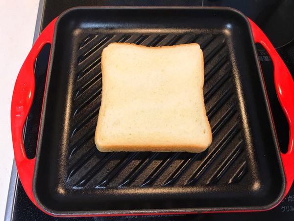 免油細火燒熱平底鑊，我是用LC的煎板，一般用任何平底易潔鑊也可。
放入方包，燒大幾1分鐘