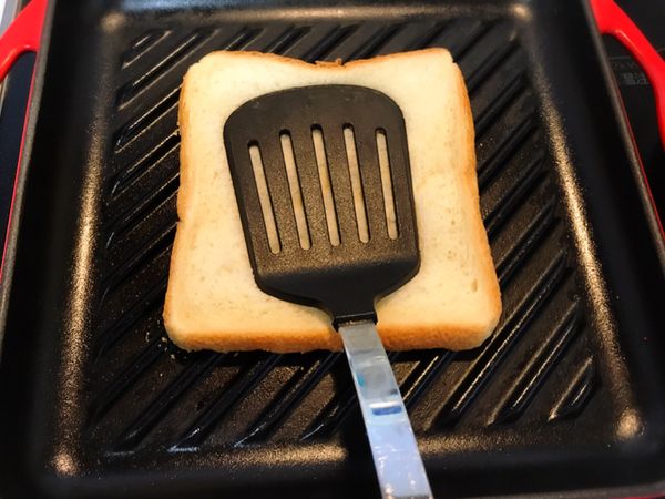 用鑊鏟用力壓平方包，直至平扁為止