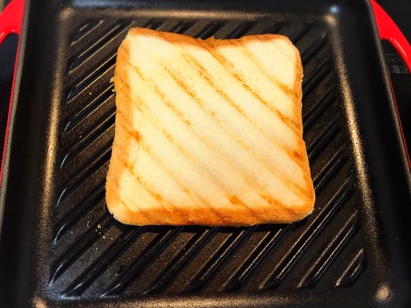 燒至自己想要程度就可反轉另一面，用步驟3的方法將方包壓平