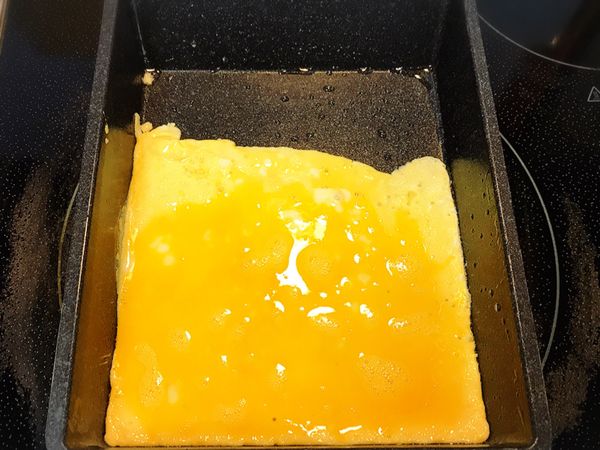 另起鑊下少許油煎雞蛋，我用的是日本煎蛋卷鑊，作用是整形。