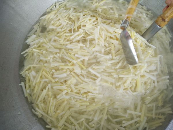 桂竹筍洗淨後用手撕成條狀後 切成5-6公分長段