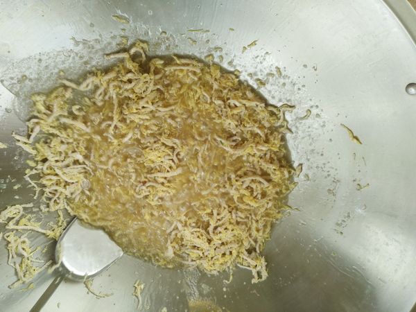 放入豬肉絲後加入調味料2炒至香味溢出