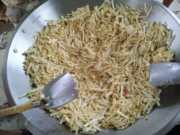 放入蒜及紅辣椒後拌炒均勻即可