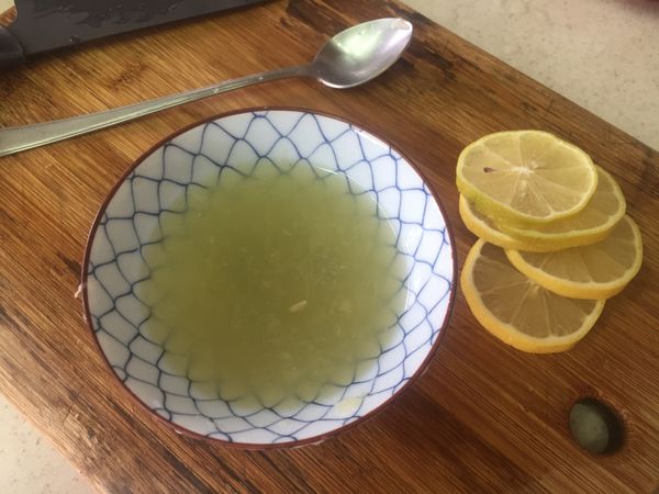 檸檬中間切片，其他取汁（我用兩顆檸檬太酸了～建議一顆或半顆就好）