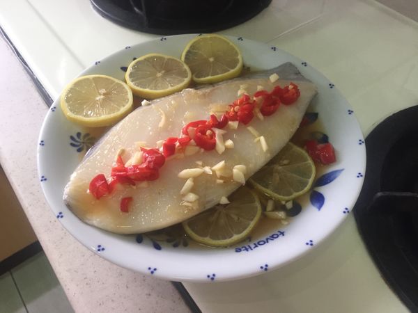 檸檬汁、魚露、米酒淋到魚身上再擺盤擺的美美的