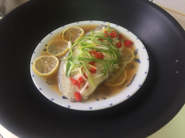 蒸魚十分鐘，再把蔥灑上去，關火燜十分鐘，完成！