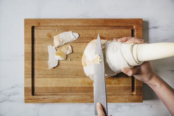 以刀切除靠近底部的褐色硬皮與筍尖較硬的部分。