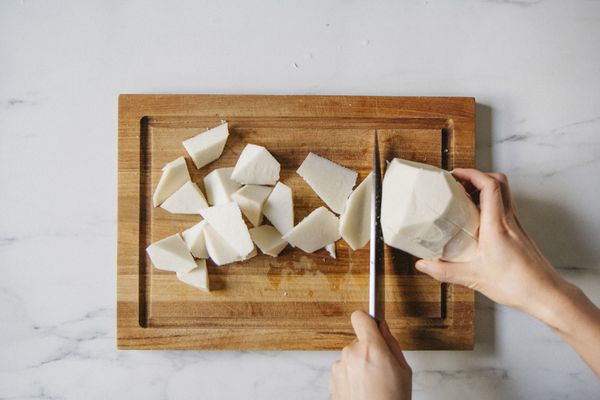 將處理好的竹筍切滾刀塊備用。