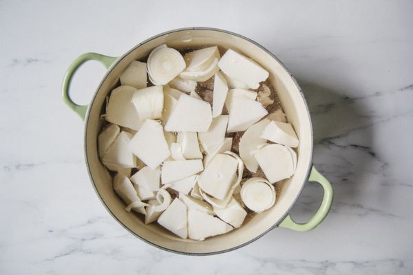 於冷水（2）放入排骨與筍塊，蓋上鍋蓋煮滾後轉小火悶煮約1個小時，關火前以鹽調味即可。