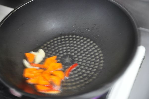 將蒜頭及紅蘿蔔片爆香