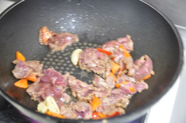 放入牛肉片快炒約5分熟起鍋