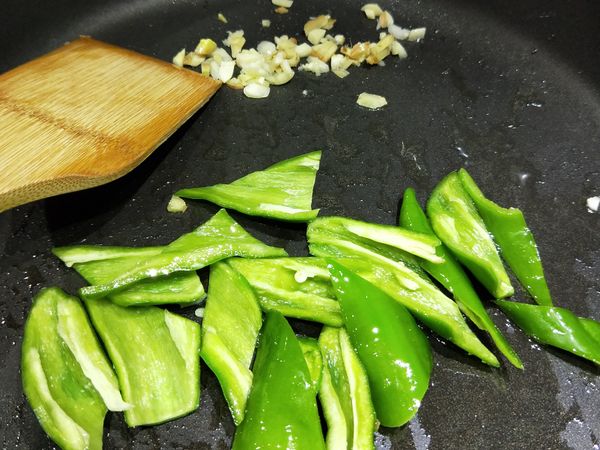 放一匙油爆香薑末蒜末，把糯米椒先炒的油亮不要炒太久，然後將所有調味料倒在碗裡先拌勻。