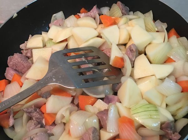 到少許的油 
洋蔥先炒 炒出香味
放紅蘿蔔 炒出紅蘿蔔油亮
在放肉 表面有熟
最後馬鈴薯 跟少許的鹽