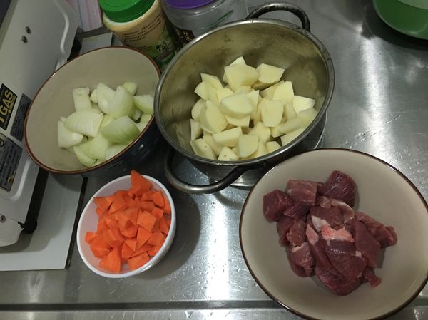 全部先洗乾淨
紅蘿蔔 削皮切小塊
馬鈴薯 削皮切中大塊
洋蔥 切一半在頭尾切掉剝皮在洗一下
         中間切 左右切 橫切一刀 (大片沒關係)
豬肉 可以請市場的人幫您切 小塊