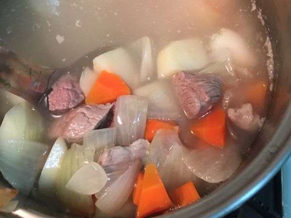 炒好的食材放進另一個鍋子 加水 
中大火煮到滾 
在轉中小火