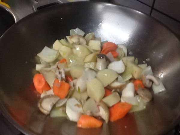 紅蘿蔔、馬鈴薯、洋蔥、杏鮑菇切塊，香菇對切然後下去炒。