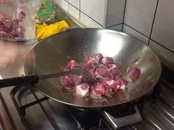 第二步驟大概炒一下後就先裝在一個鍋子裡，然後來炒肉，肉大概到外表還有一點粉紅色就先裝起來。