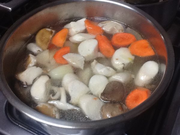 鍋子裡的水煮到滾。