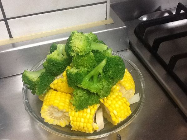 水滾之後加入綠花椰和玉米，熟了就先撈起來，這樣顏色才比較好看。