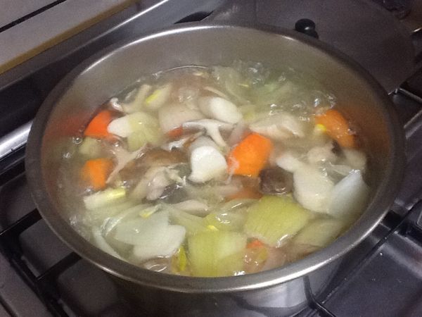 在加入肉，熟了加咖哩塊，加咖哩塊時同時加皎白筍就完成囉～