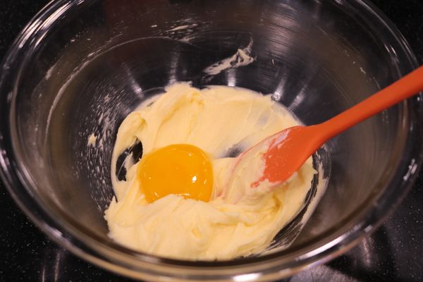 奶油加入糖粉攪拌均勻後，加入蛋黃