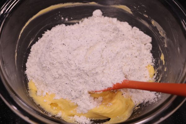 加入過篩的粉類，攪拌均勻後，捏成圓柱狀，放入冷藏至少1小時