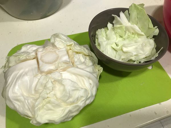 1️⃣將高麗菜梗部挖除
2️⃣沿著切除處把高麗菜葉完整剝下
⚠️可以先不用去除沒切到的硬梗處