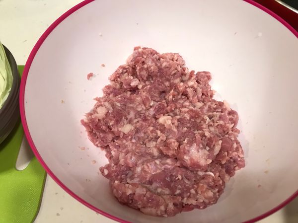 3️⃣將荸薺切細碎（也可用機器打碎）
4️⃣將調味部分及切碎的荸薺加入絞肉中用手攪拌
