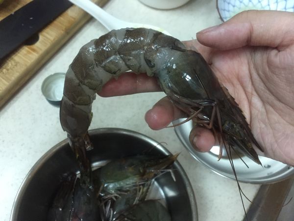 把蝦子剝殼～頭留著（我喜歡吃蝦頭）