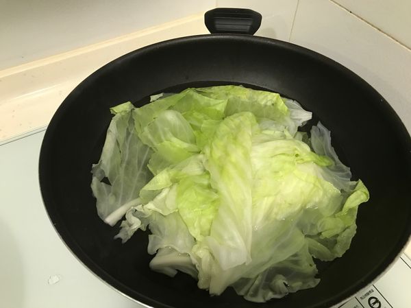 5️⃣鍋中加水並放入高麗菜葉，開火（中火）
6️⃣將高麗菜葉煮至水滾後，關火
⚠️不用將高麗菜葉煮熟，可加蓋煮縮短時間
⚠️煮菜葉時翻面及將菜葉壓入水中時要小心
（避免葉片碎裂）
