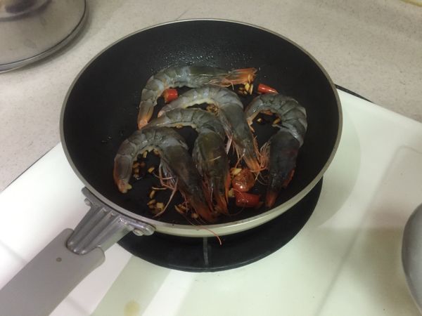 炒香了之後，把蝦子放進去，一面煎紅了之後，換面煎紅