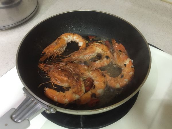 兩面都熟了之後，灑上椒鹽粉，加入檸檬汁，完成！