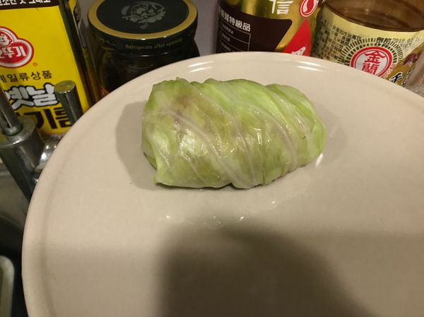 7️⃣將煮過的高麗菜葉撈起稍沖冷水
8️⃣將菜葉鋪平放在砧板上
9️⃣抓一小把肉（約手掌寬度）用手塑形
🔟將葉片往上捲，左與右往中心捲
⚠️本示範不放入高湯煮