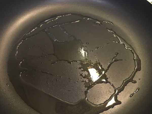 鍋內倒入10g椰子油，待油熱加入綠咖哩粉。