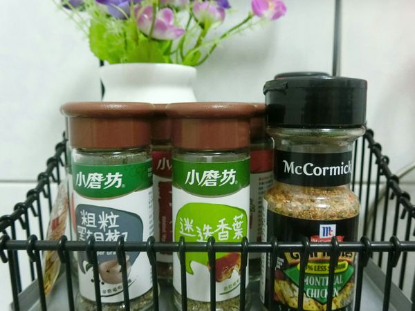 小磨坊粗粒黑胡椒及迷迭香葉。