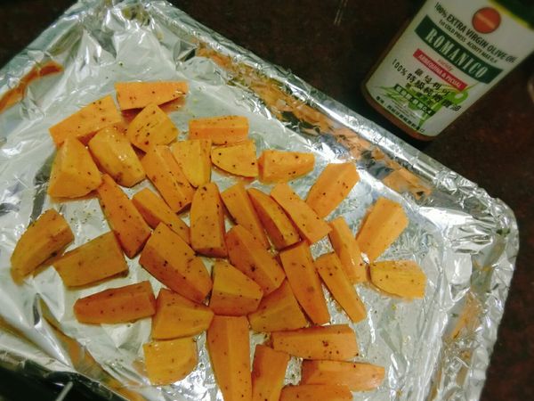 1.將地瓜切成喜愛的大小，可以切條也可以切塊。

2.放在鍋子裡用橄欖油均勻抓一抓讓地瓜完全被橄欖油包覆後平鋪於烤盤上。

3.均勻灑上香料及海鹽，我用了烤雞香料，迷迭香，粗粒黑胡椒。