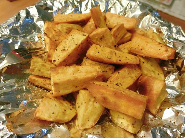 烤箱預熱200°C，放進烤箱200°C烤20~30分鐘，烤至外表金黃外酥內軟即可。


就用這健康又美味的料理渡過週末夜吧！ 迷人的香氣讓人口水直流，一口咬下外表酥脆，裡面鬆軟香甜，馬上動手來試試💪💪😋😋😋

地瓜🍠高纖維幫助腸道健康，也不怕週末放鬆吃太油膩隔天肚子不舒服😜