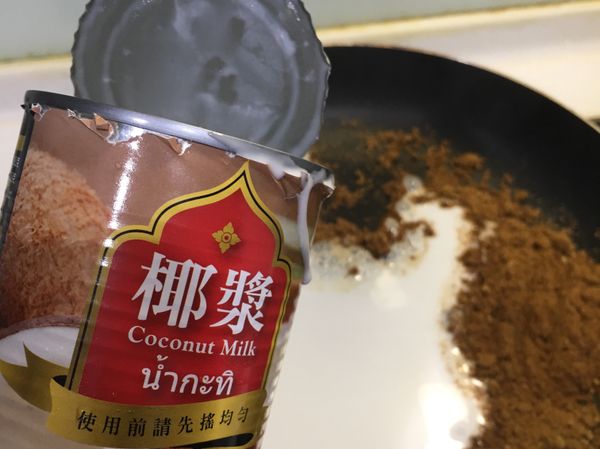 倒入1/3椰漿，拌勻