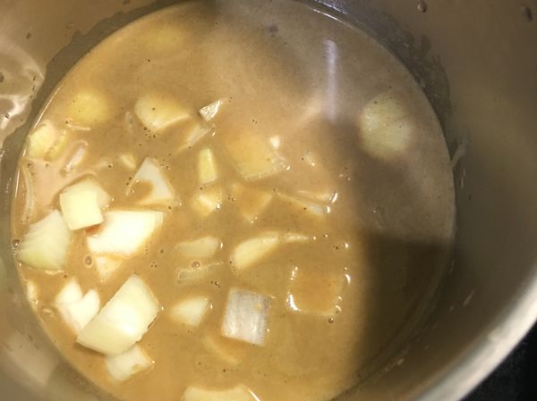 放入200cc的水，再倒入1/3椰漿。

接下來放入洋蔥丁。