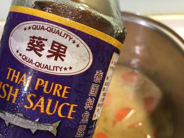 加入10cc的魚露調味。