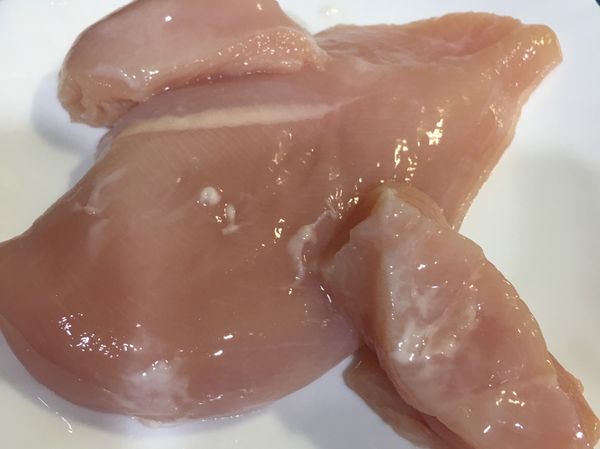 最後將雞胸肉切塊，放進去煮約10分鐘。
起鍋前加入九層塔即可。